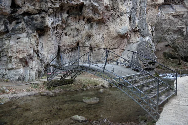 Kleine Metalen Brug Met Leuningen Een Rivier Berg Gorge — Stockfoto