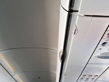 Yolcu uçakları kabinde tavan ve hava dolaşım sistemi