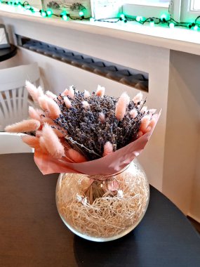 Bir tabloda bir kafede dekoratif kuru bitkiler ile küresel aranjman