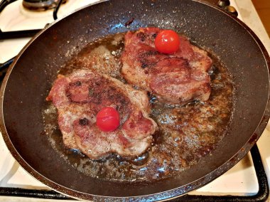 Zeytin yağı bir tavada kızartılmış yağlı sulu domuz eti