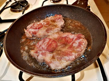 Zeytin yağı bir tavada kızartılmış yağlı sulu domuz eti