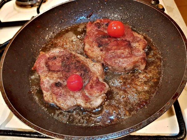 Zeytin yağı bir tavada kızartılmış yağlı sulu domuz eti