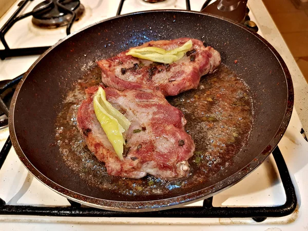 Bife Porco Suculento Gordo Frito Azeite Uma Frigideira — Fotografia de Stock