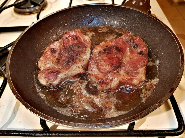 Tlustý Šťavnatý Vepřový Steak Smažené Olivovém Oleji Pánvi — Stock fotografie