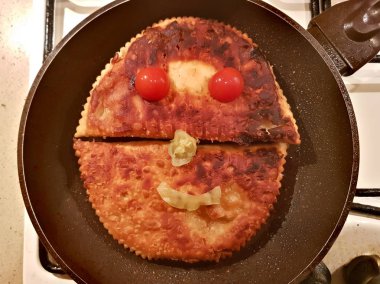 Chebureks. Ulusal mayasız pasties soğan ve baharatlar ile kıyılmış kuzu dolması