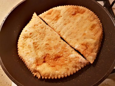 Chebureks. Ulusal mayasız pasties soğan ve baharatlar ile kıyılmış kuzu dolması