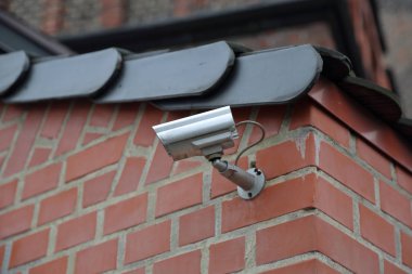 Duvardaki güvenlik kamerası.