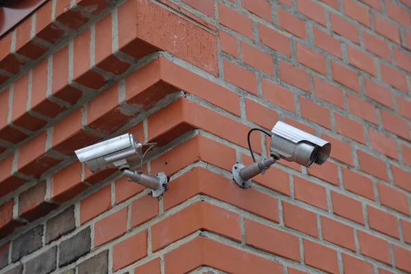Bewakingscamera aan de muur — Stockfoto