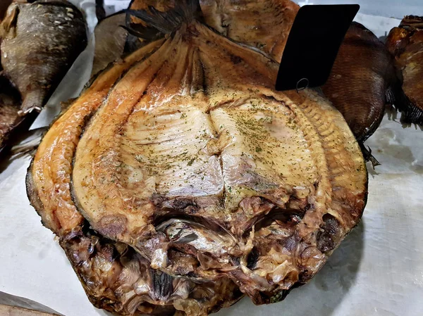 Pescado ahumado en el mostrador — Foto de Stock