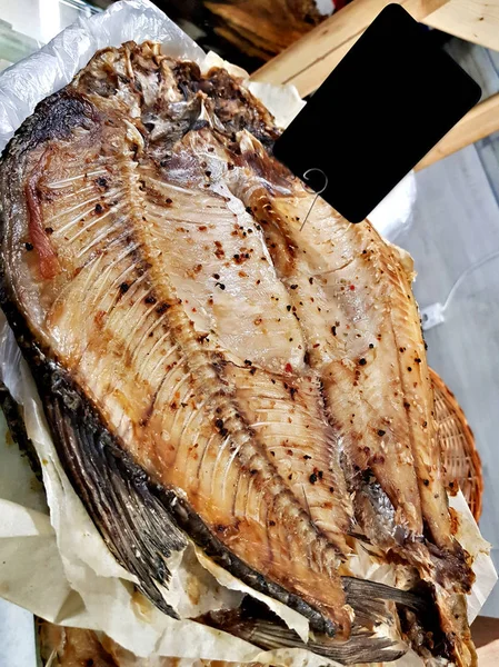 Копченая рыба на столе — стоковое фото