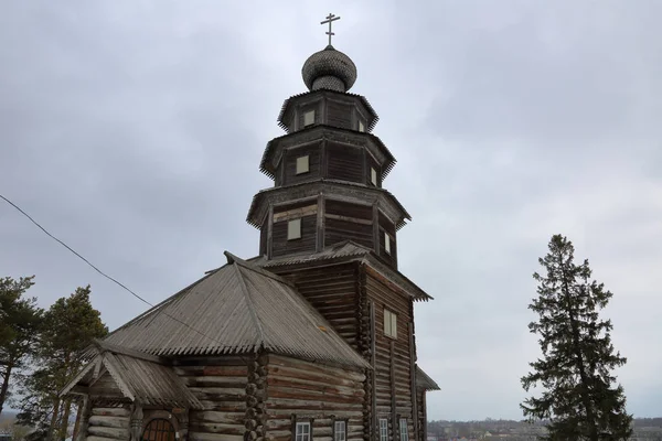 Starý dřevěný kostel na nebevzetí, Toržok, Rusko — Stock fotografie