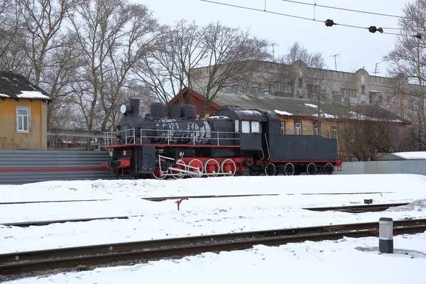 Retro-Lokomotive auf dem Bahnhof — Stockfoto