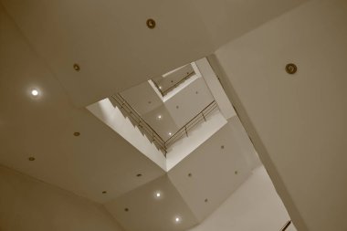 Beyaz merdiven ile minimalistik iç tasarım