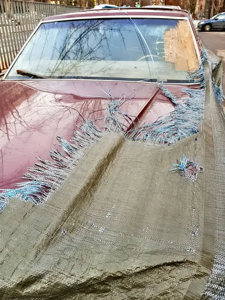 Övergiven bil under locket — Stockfoto