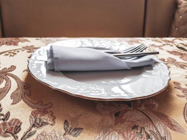 Beyaz tabak ve peçete