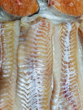 İştah açıcı çiğ balık biftekleri