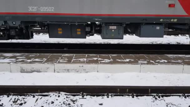 Boden Eines Personenzuges Der Sich Entlang Der Schienen Bewegt — Stockvideo