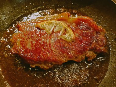 bir tavada sığır eti biftek