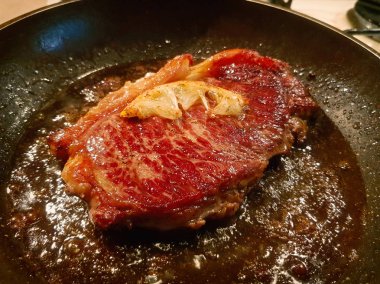 bir tavada sığır eti biftek