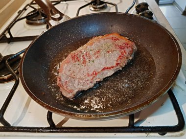 bir tavada sığır eti biftek