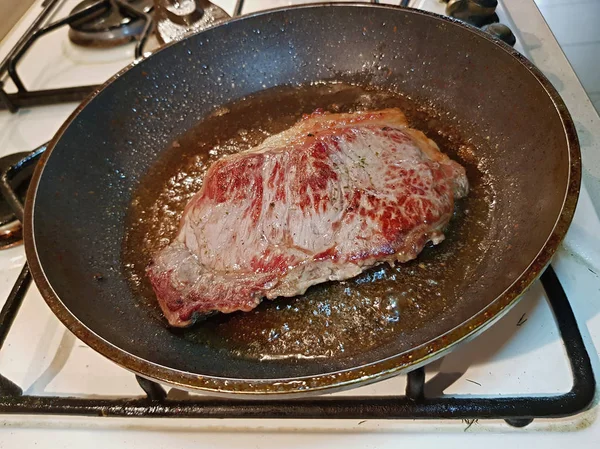 Rindersteak in der Pfanne — Stockfoto