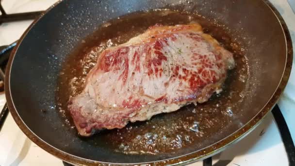 Bife Carne Suculento Gordo América Sul Frito Óleo Uma Frigideira — Vídeo de Stock