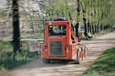 Parkta mini buldozer