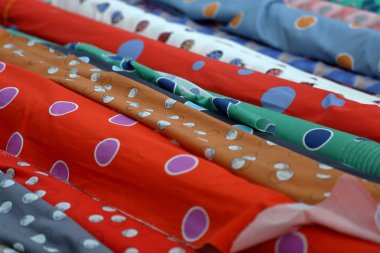 Rulo halinde çok renkli kumaşlar