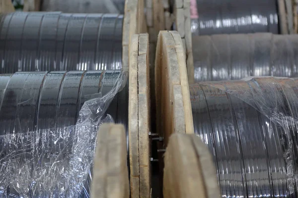 Carretes de madera con cable — Foto de Stock