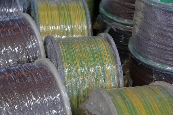 Bobinas de plástico com cabo — Fotografia de Stock