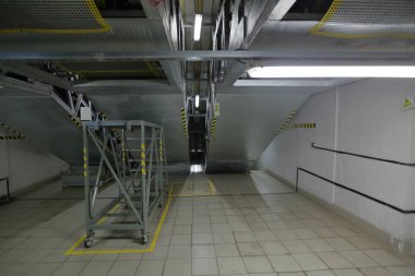 Metro yürüyen merdivenleri. Alt görünüm
