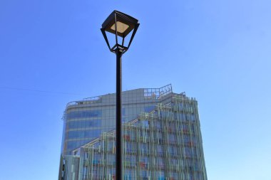 Siyah demir sokak lambası