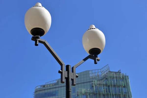 Zwarte ijzeren straat lamp — Stockfoto