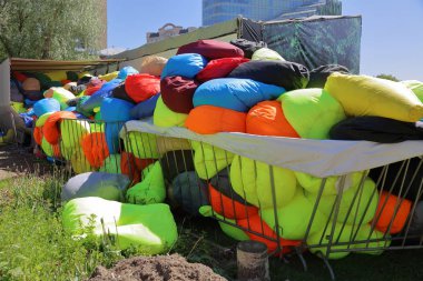 Renkli koltuk çantası yığını