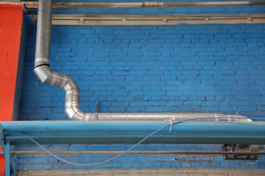 Sokakta Endüstriyel boru hattı