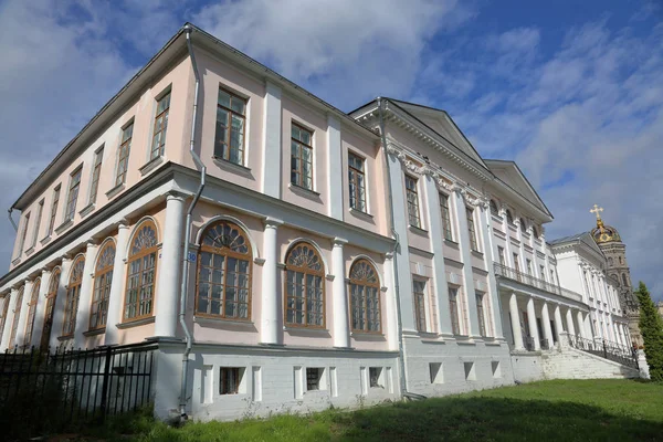 Landhuis in het dorp Dubrovitsy, Rusland — Stockfoto