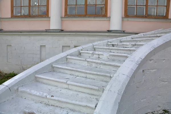 Beyaz taş merdiven — Stok fotoğraf