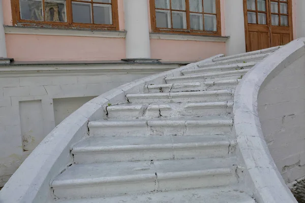 Treppe aus weißem Stein — Stockfoto