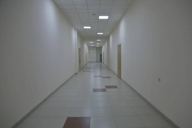 Koridorda bir sınai bina