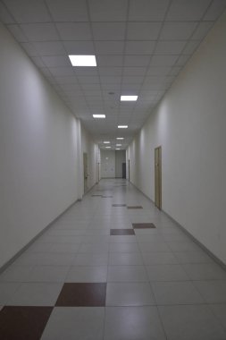 Koridorda bir sınai bina