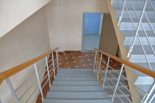 Lépcső egy irodaépületben — Stock Fotó