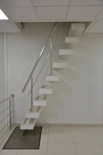 Escalera en un edificio de oficinas —  Fotos de Stock