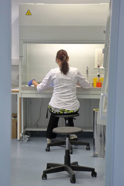 La ragazza con un cappotto bianco in laboratorio — Foto Stock