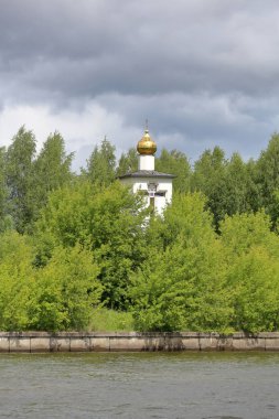 Su kenarında beyaz kilise
