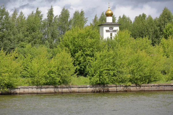 Белая церковь у воды — стоковое фото