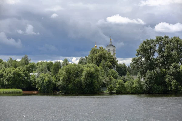 Vit kyrka nära vattnet — Stockfoto