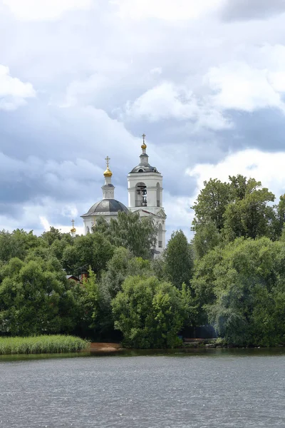 Weiße Kirche am Wasser — Stockfoto