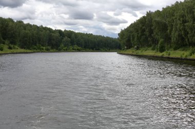 Yaprak döken orman ve nehir