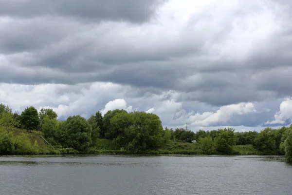 Lövskog och flod — Stockfoto