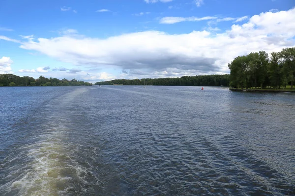 Bladverliedige bos en rivier — Stockfoto